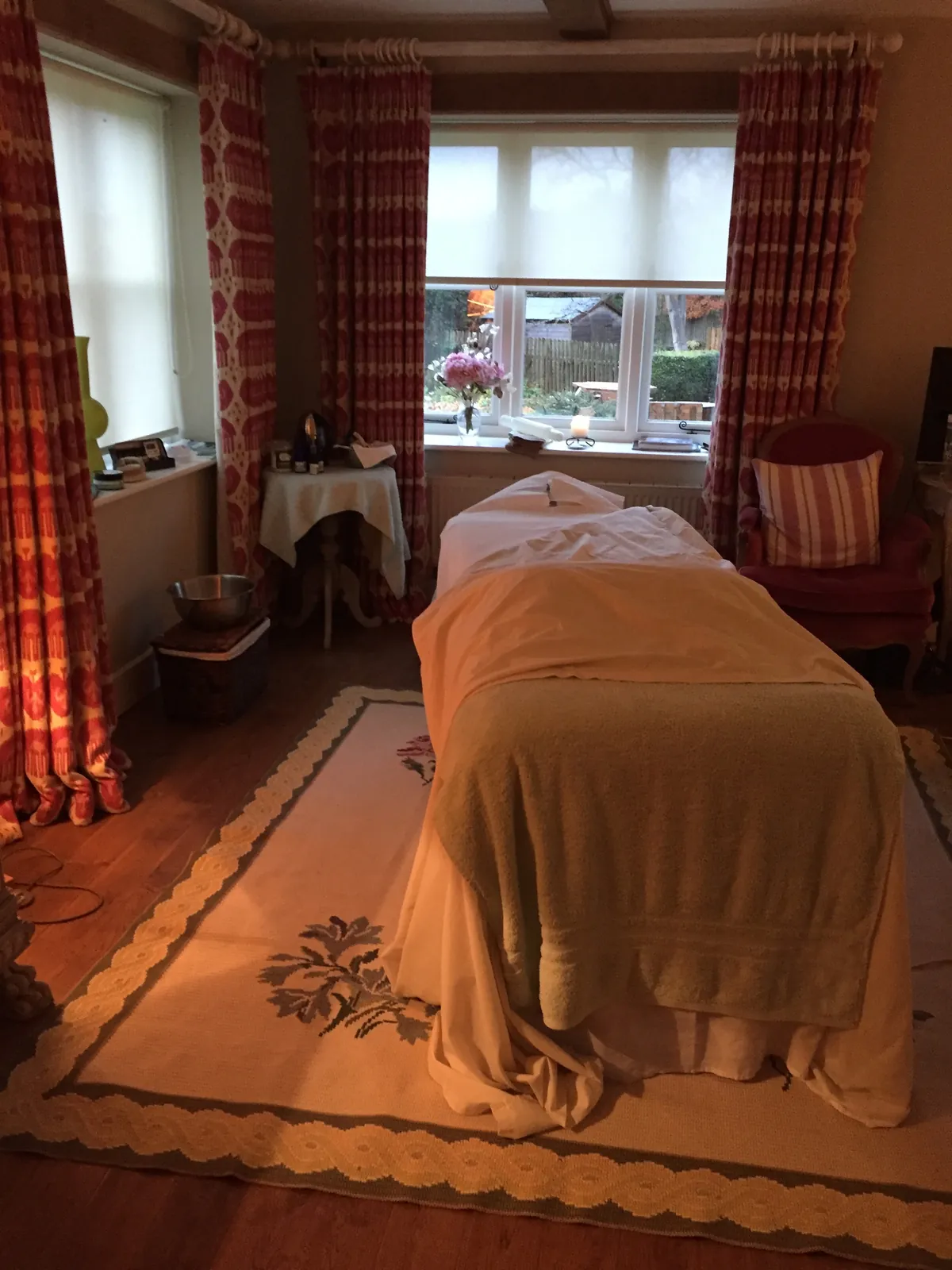 TThe stylish Garden Room at the Howard Arms in Ilmington